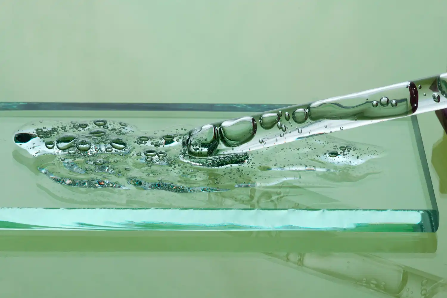 Sistema bicomponente para laminados, suelos y moldes.